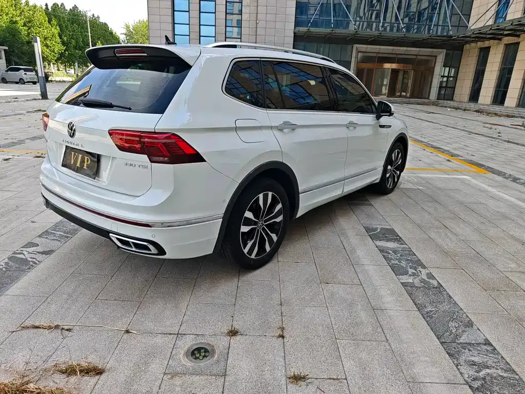 Volkswagen Tiguan L — фото 10