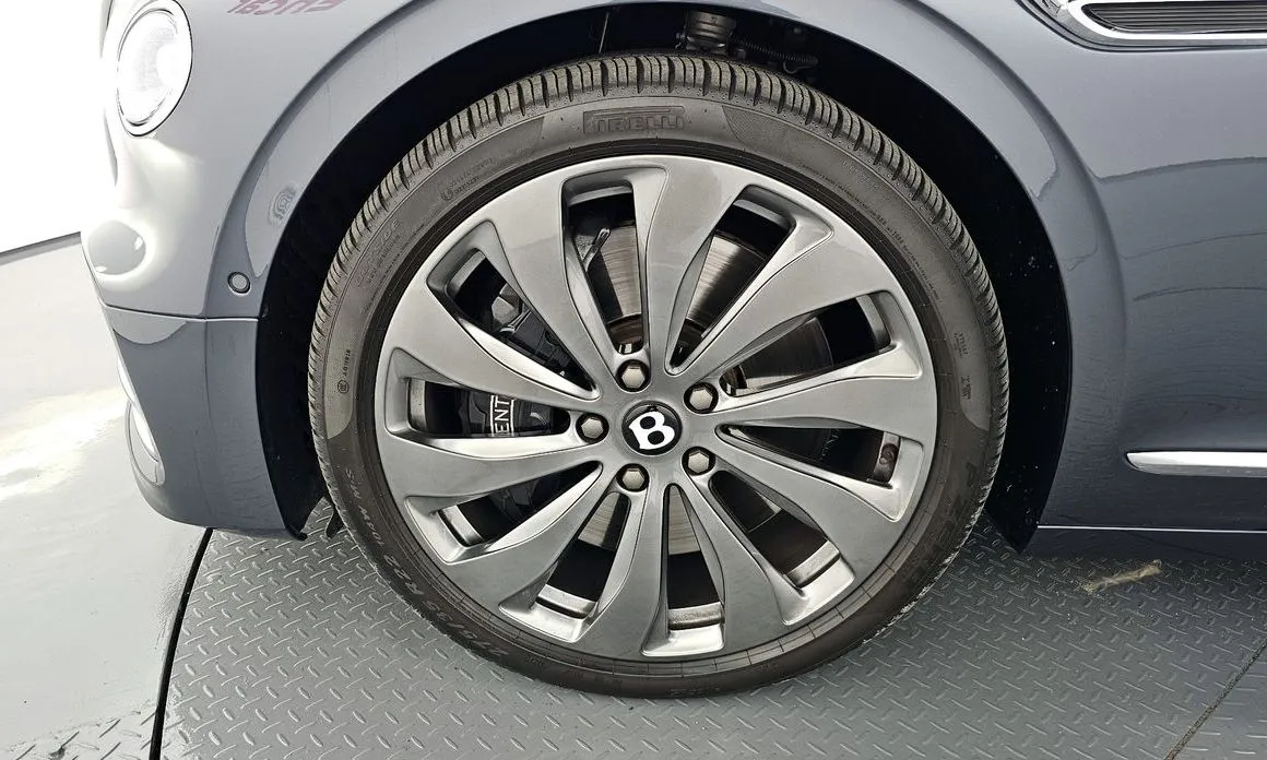 Bentley Flying Spur — фото 10