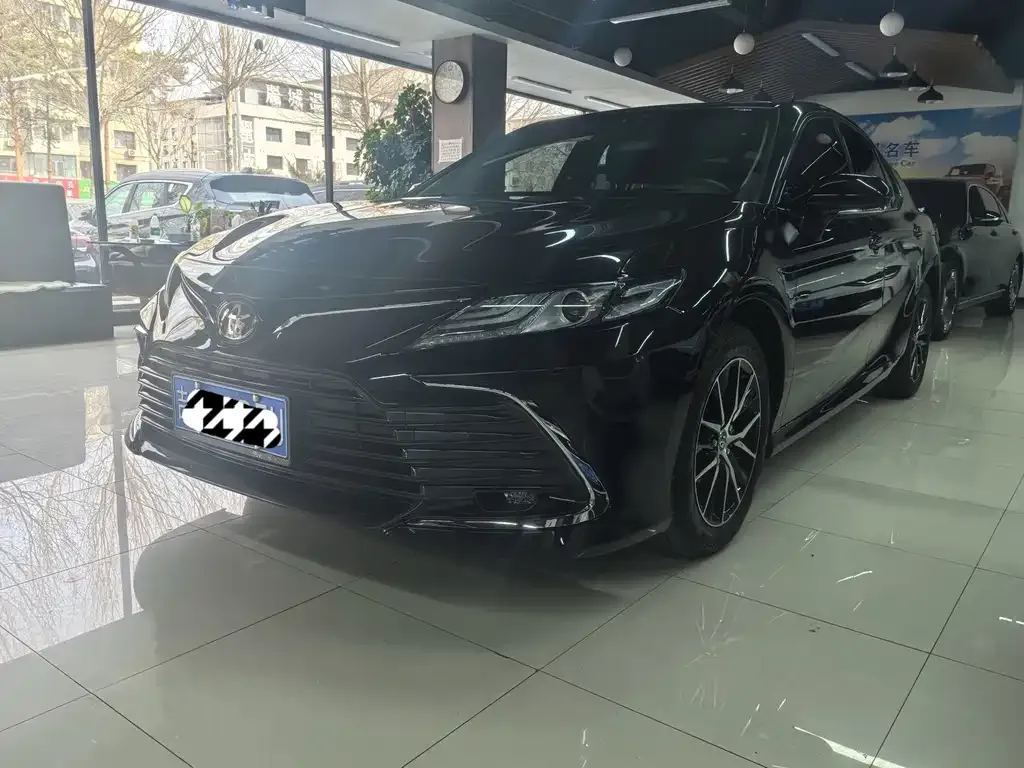 Toyota Camry — фото 1