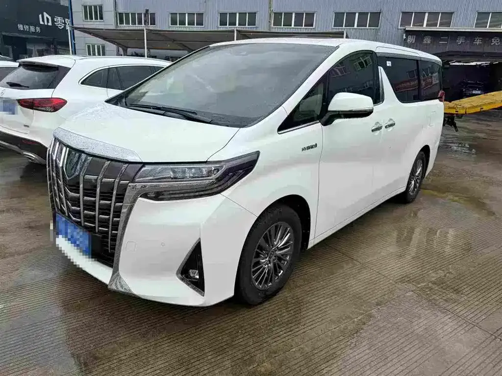Toyota Alphard — фото 1