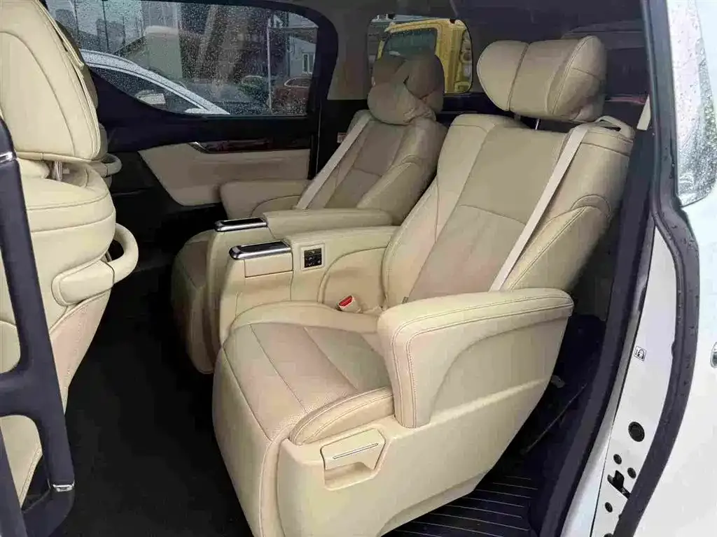 Toyota Alphard — фото 4