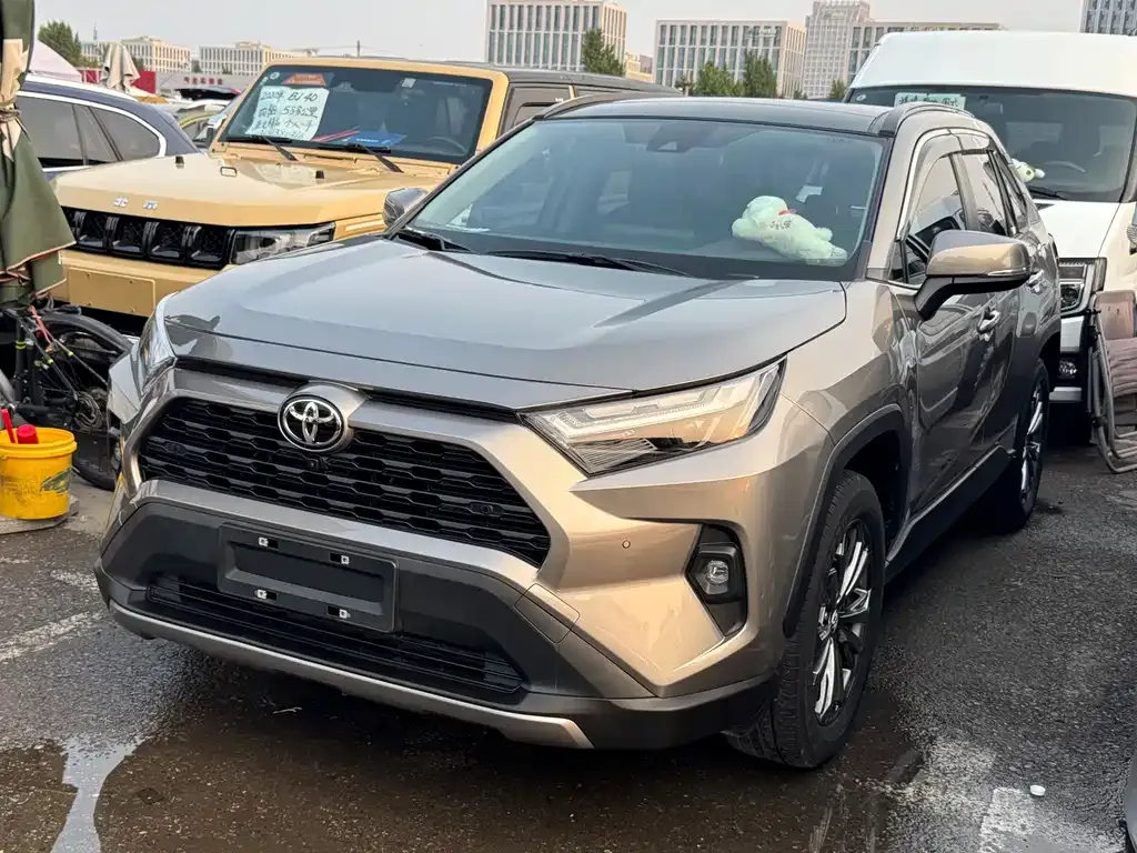 Toyota RAV4 — фото 1
