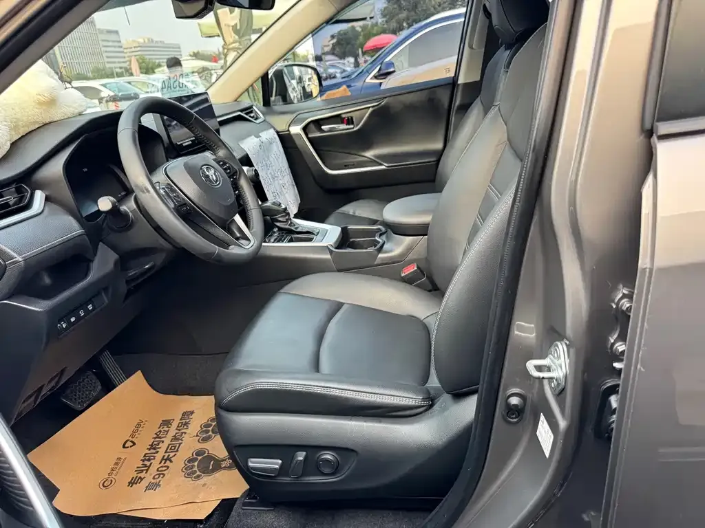 Toyota RAV4 — фото 4