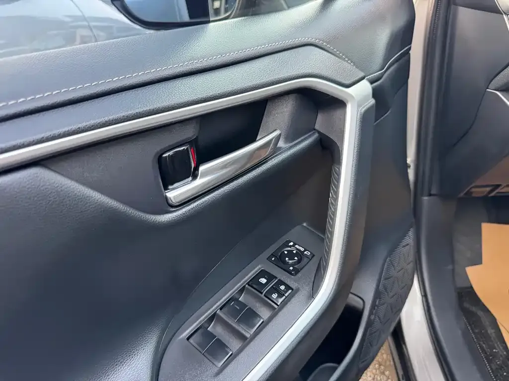 Toyota RAV4 — фото 3