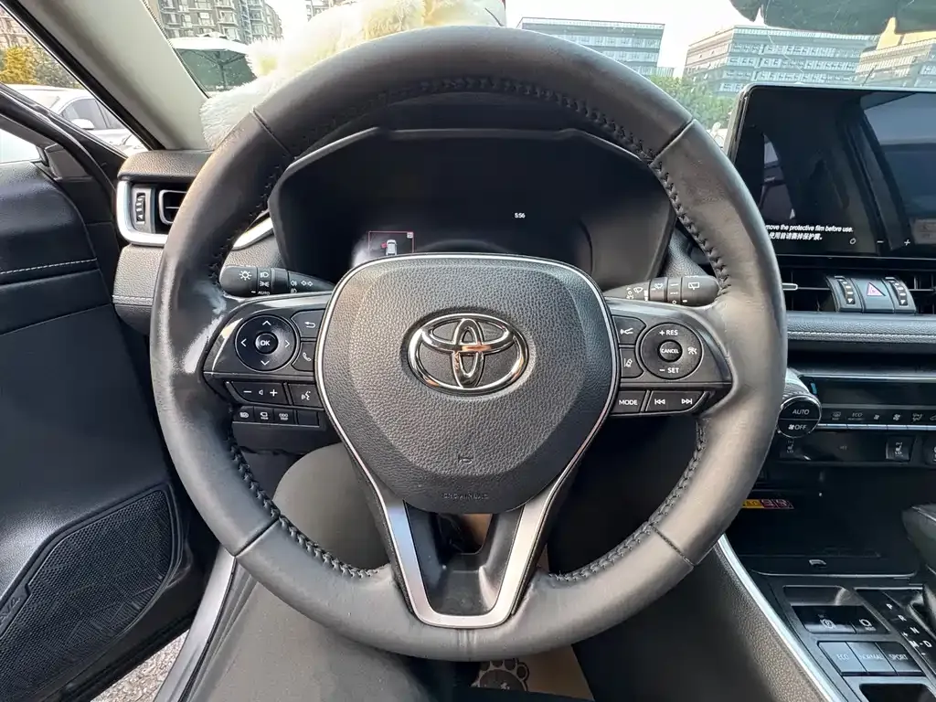 Toyota RAV4 — фото 5