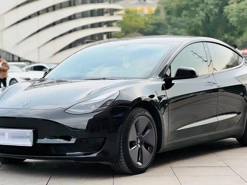 Tesla Model 3 — фото 1