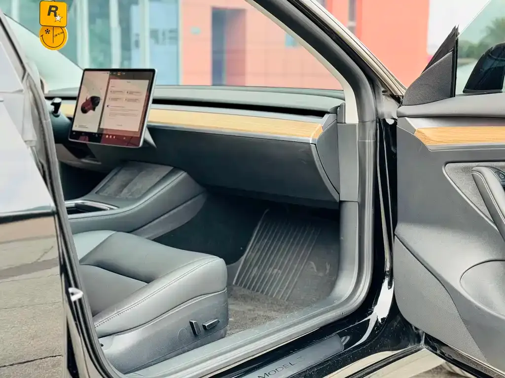 Tesla Model 3 — фото 4