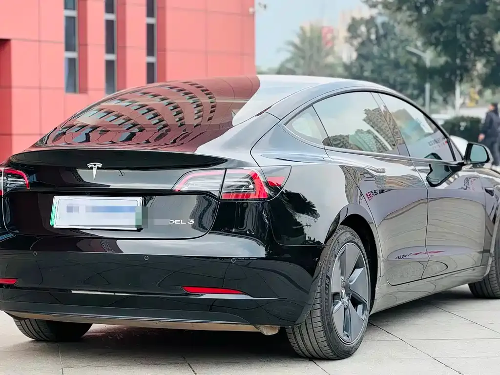 Tesla Model 3 — фото 3