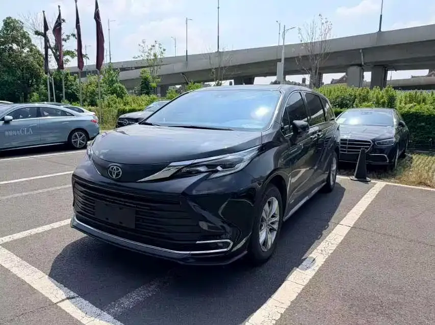 Toyota Sienna — фото 1