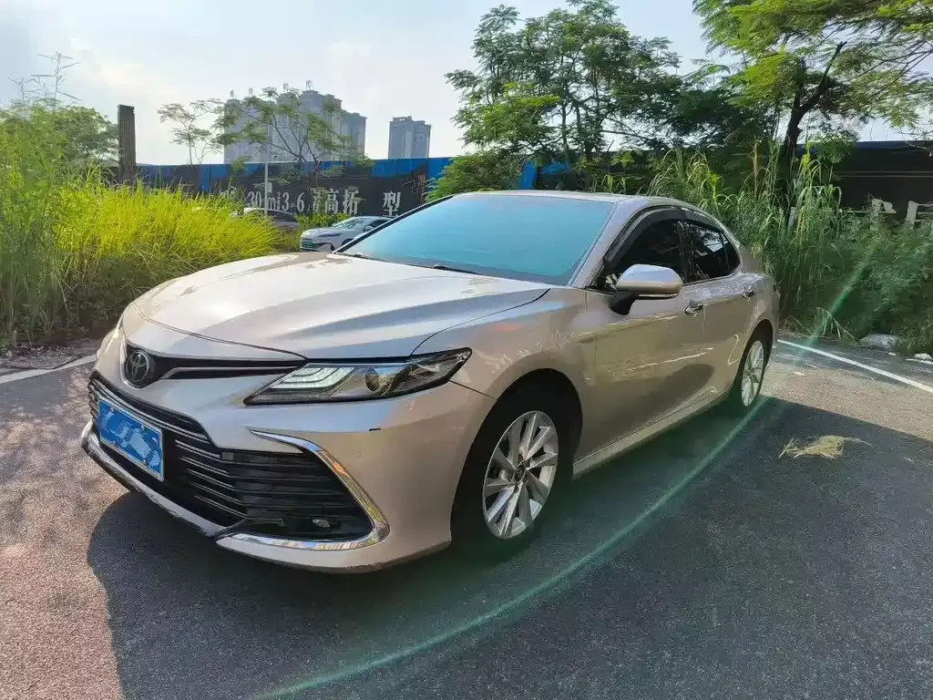 Toyota Camry — фото 1
