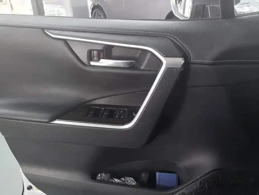 Toyota RAV4 — фото 8