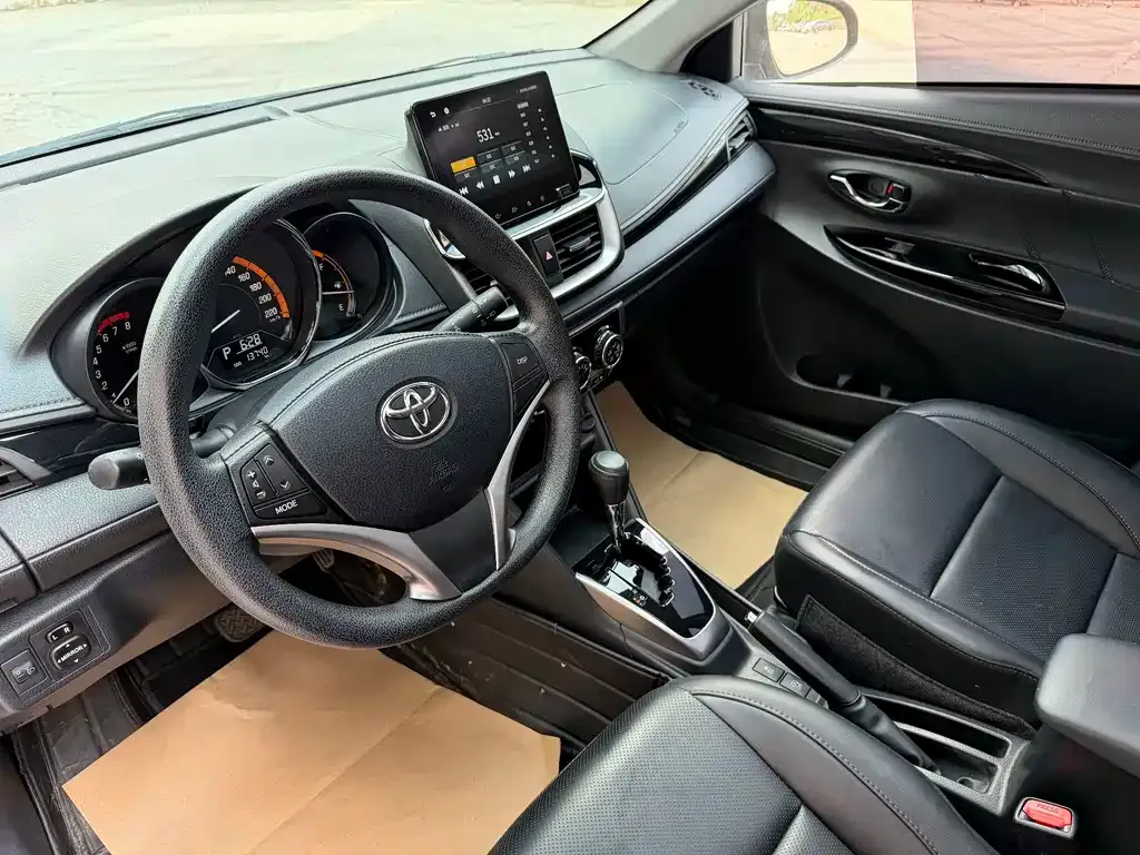 Toyota Yaris L — фото 4