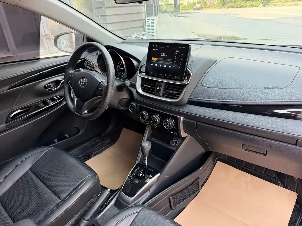 Toyota Yaris L — фото 7