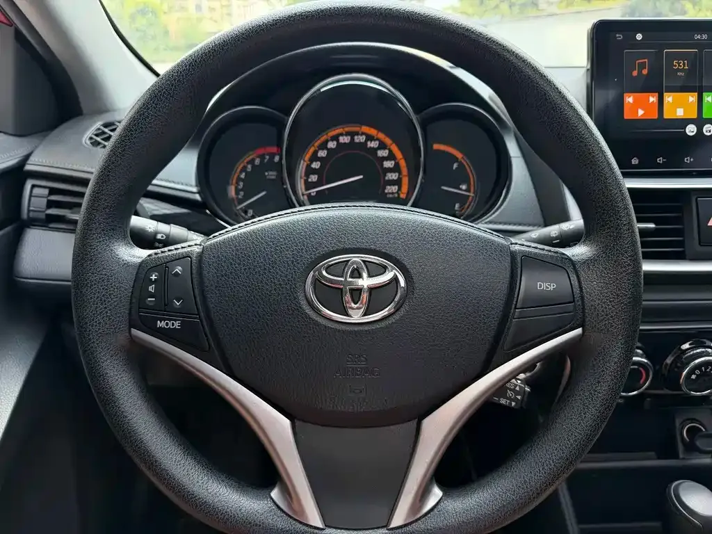 Toyota Yaris L — фото 2