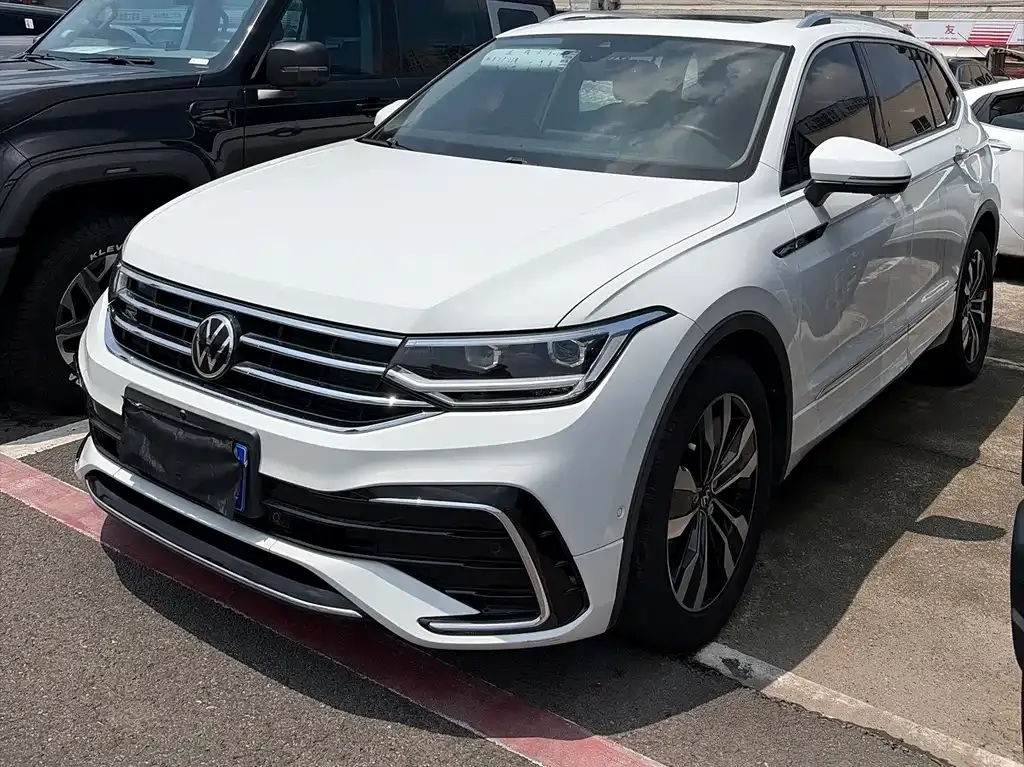 Volkswagen Tiguan L — фото 1