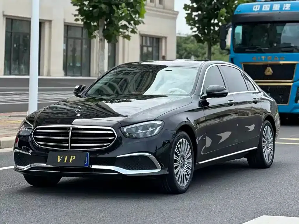Mercedes-Benz E-Class — фото 1