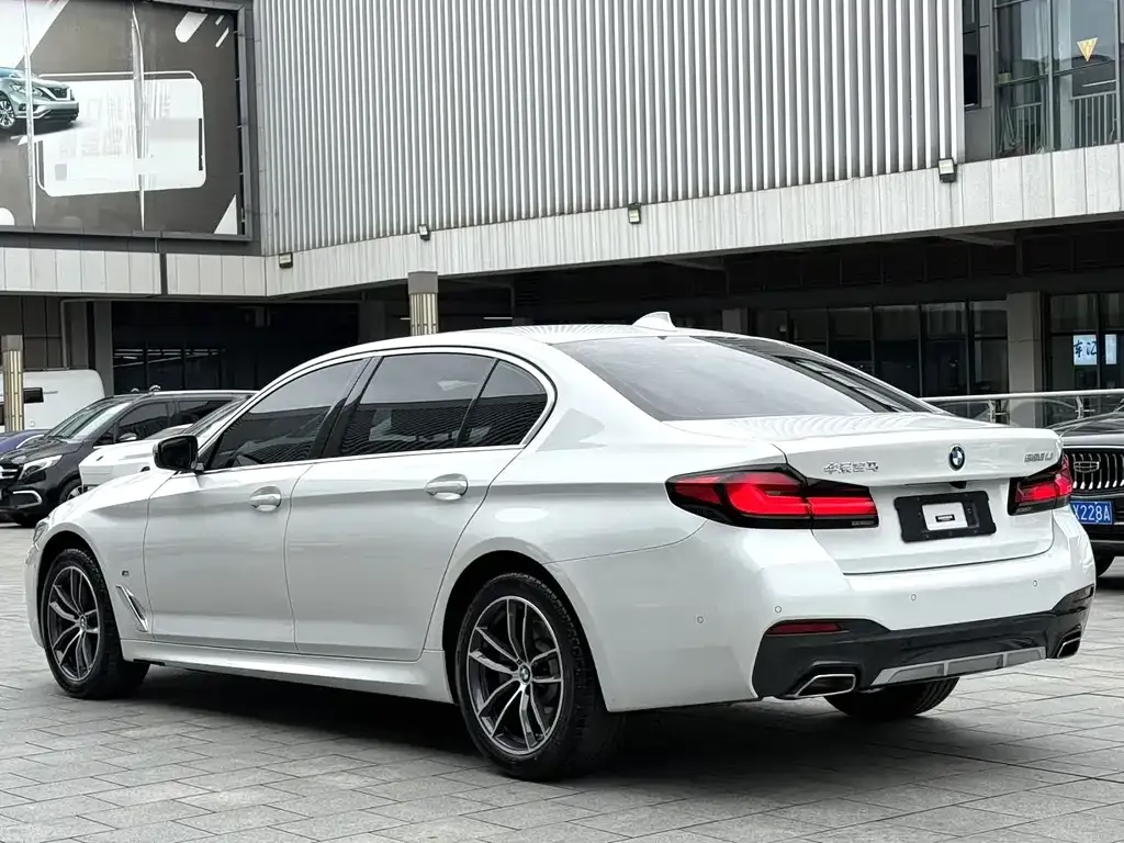BMW 5 Series — фото 10
