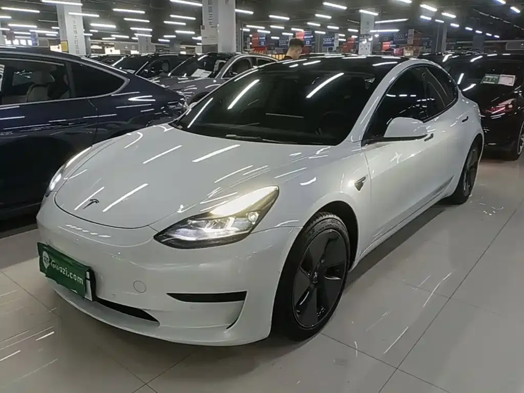 Tesla Model 3 — фото 1