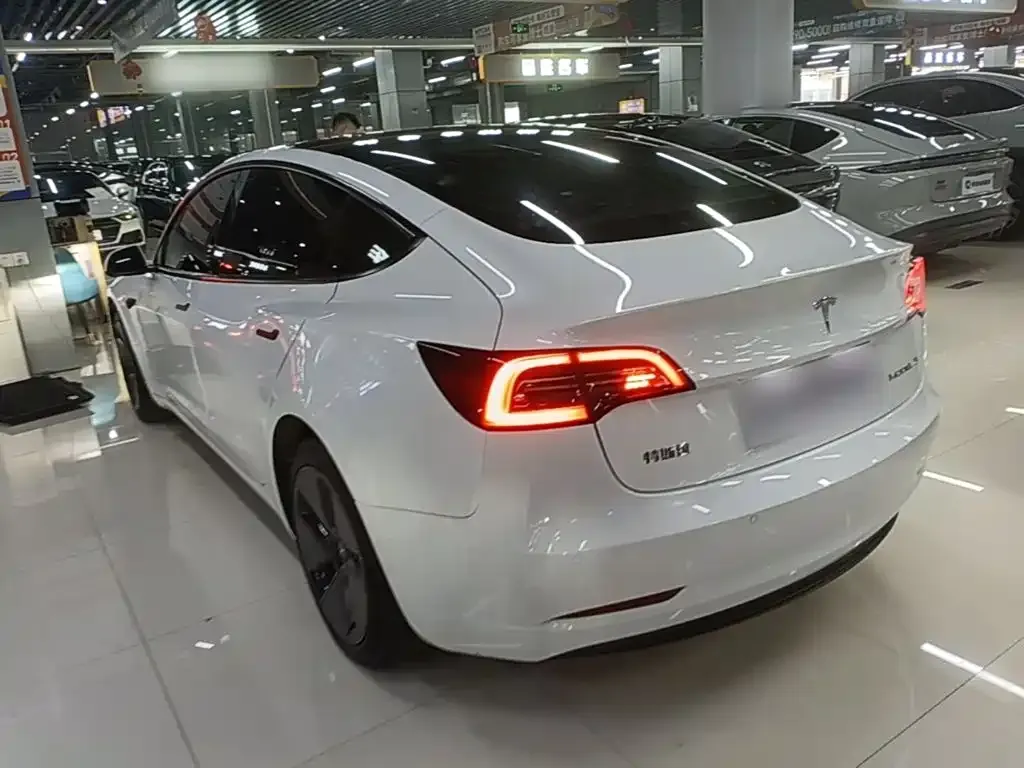 Tesla Model 3 — фото 4