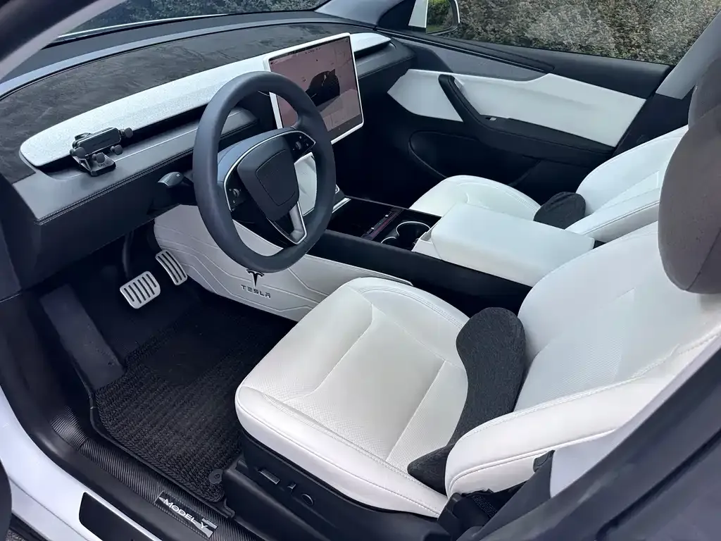 Tesla Model Y — фото 9