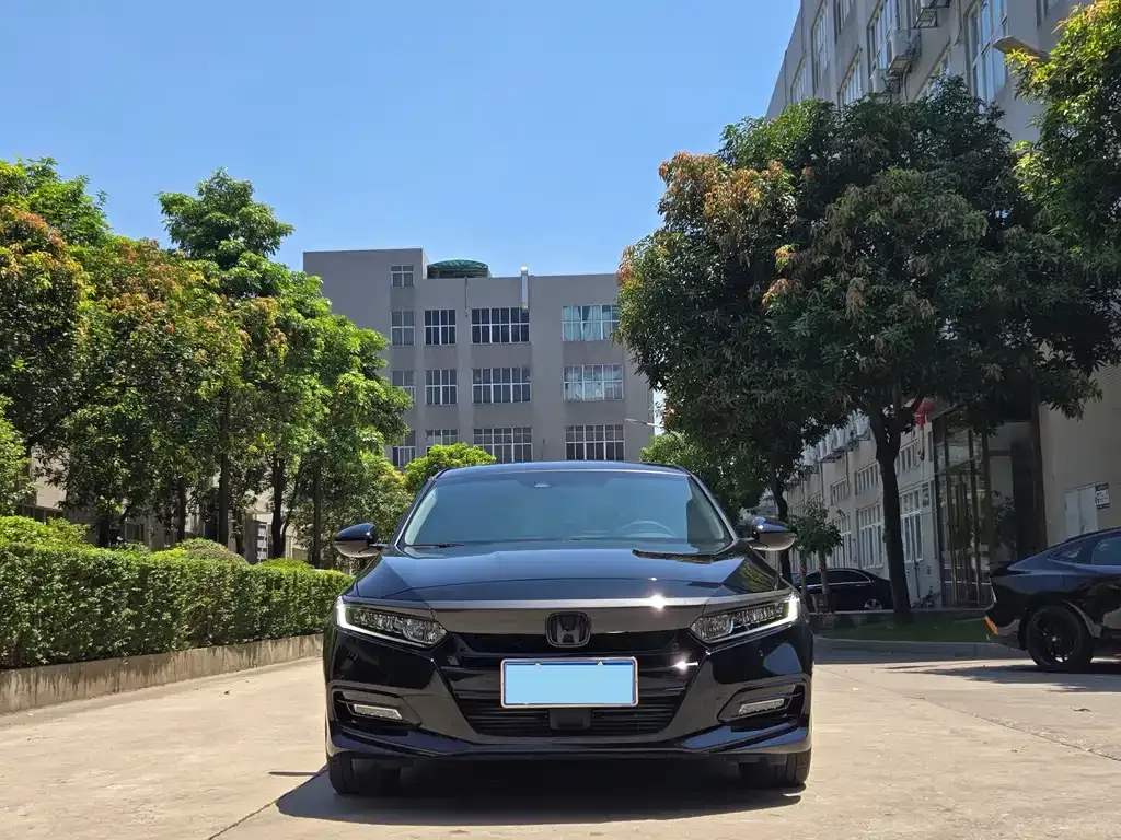 Honda Accord — фото 1