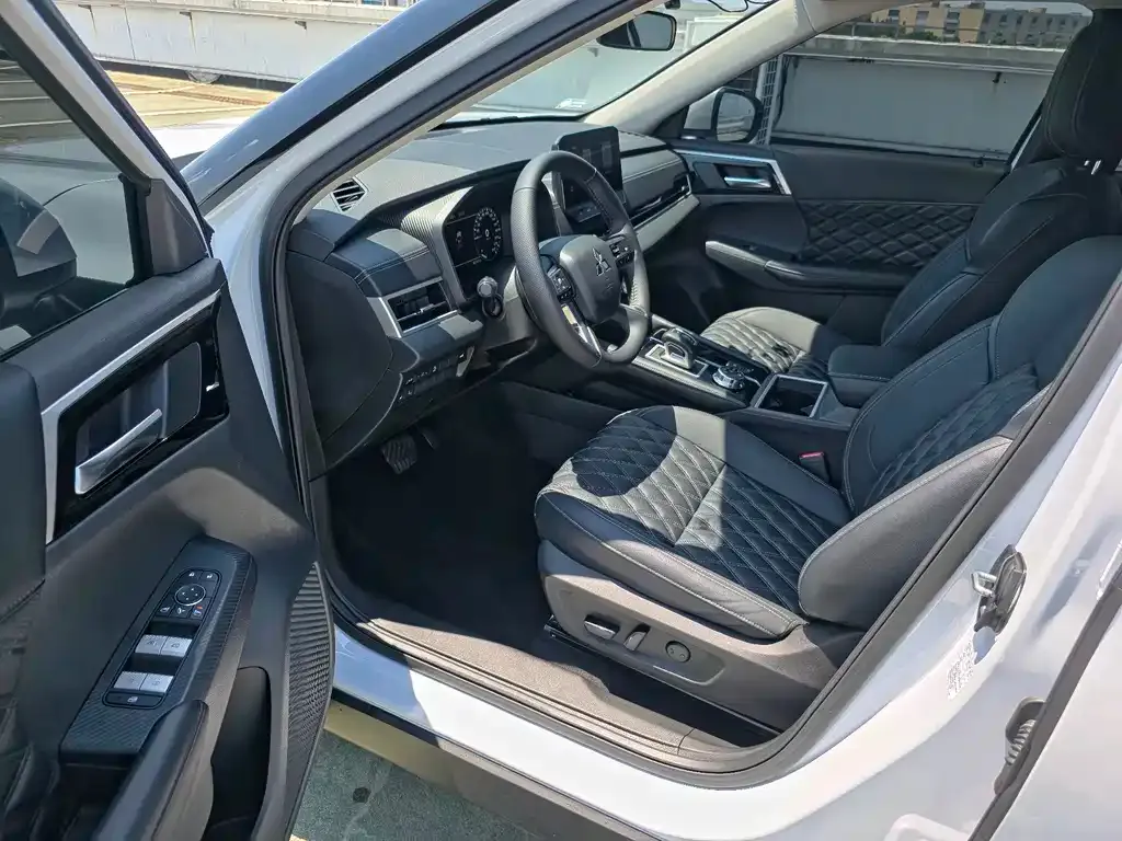 Mitsubishi Outlander — фото 10