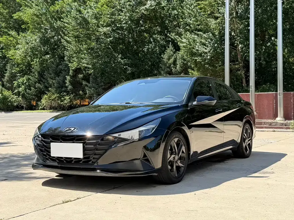Hyundai Elantra — фото 1