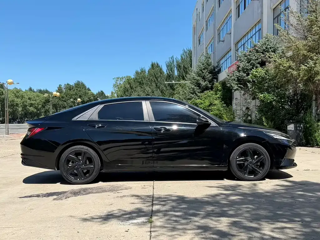 Hyundai Elantra — фото 2