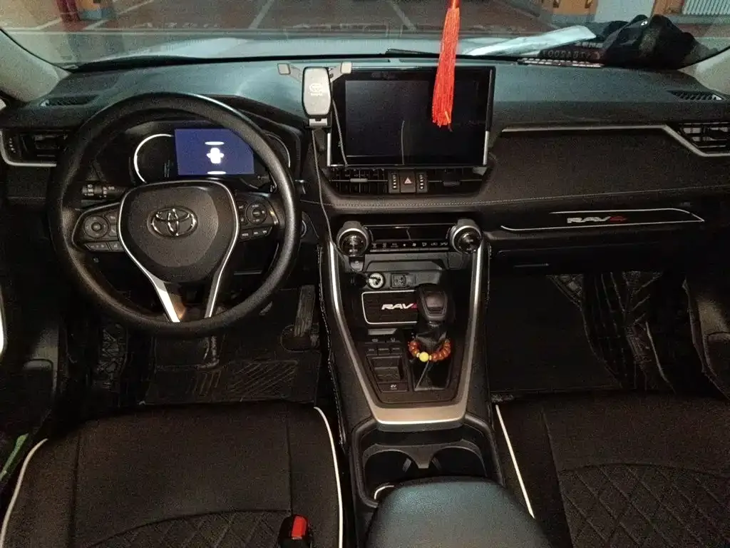 Toyota RAV4 — фото 5