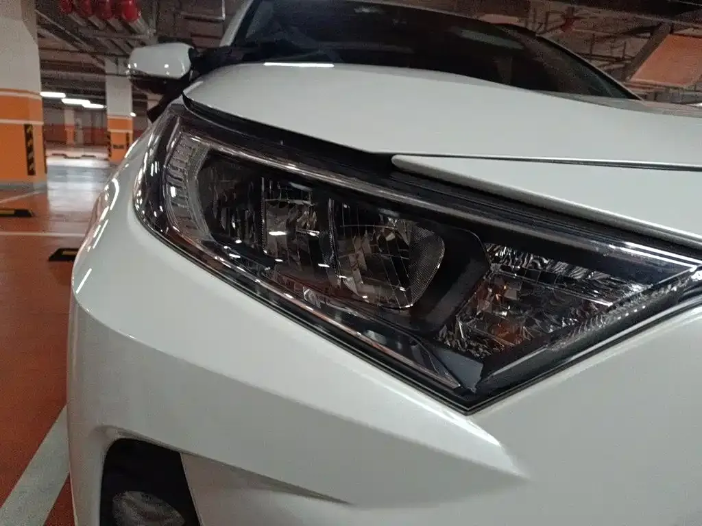 Toyota RAV4 — фото 8