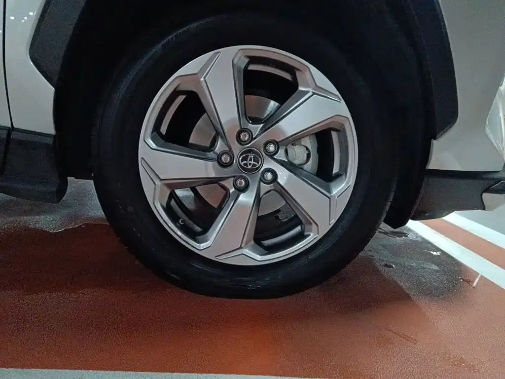 Toyota RAV4 — фото 7