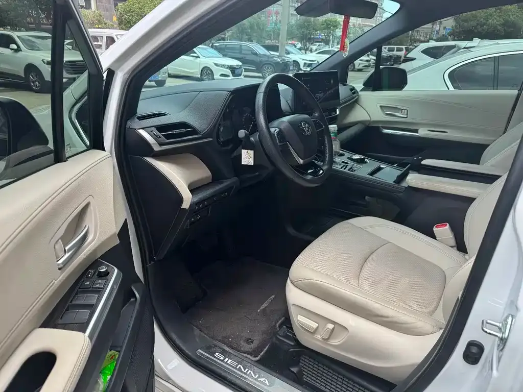 Toyota Sienna — фото 10