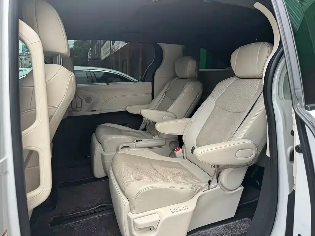 Toyota Sienna — фото 2