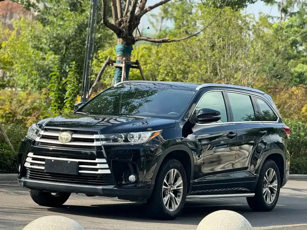 Toyota Highlander — фото 1