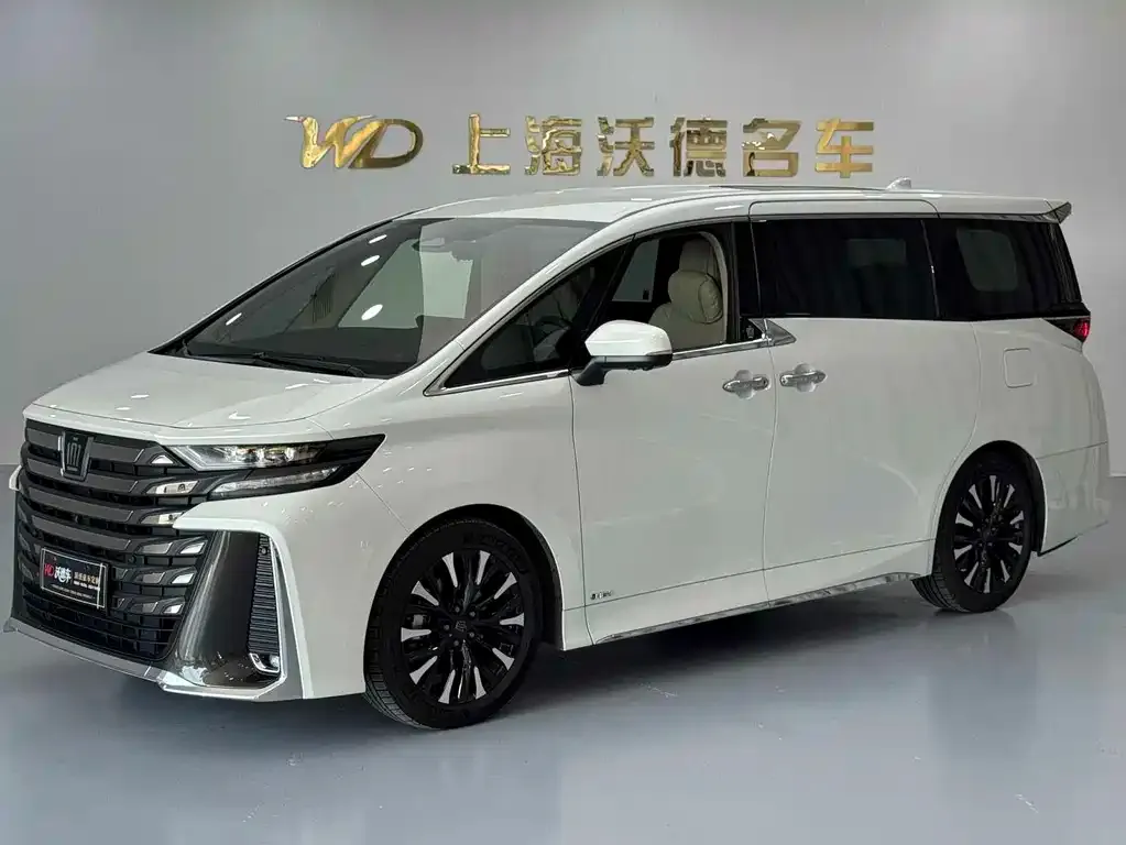 Toyota Alphard — фото 1