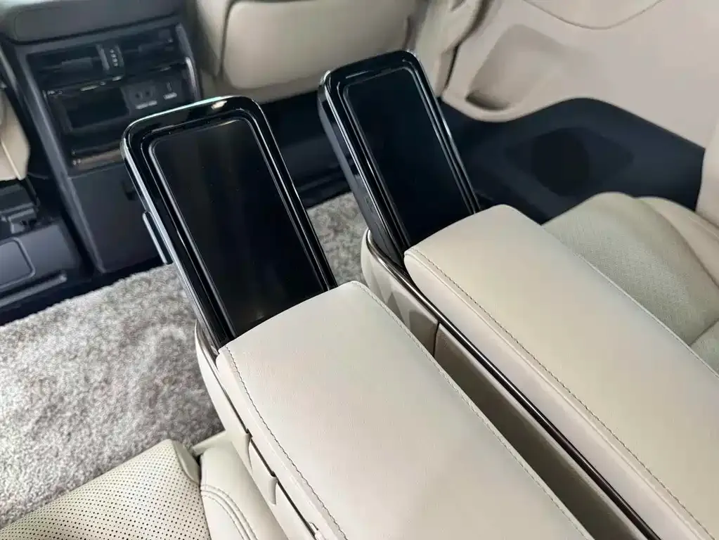 Toyota Alphard — фото 9