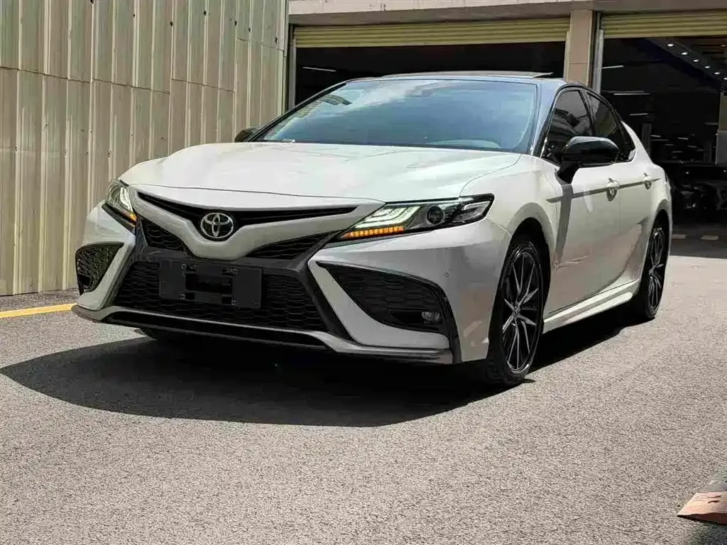 Toyota Camry — фото 1