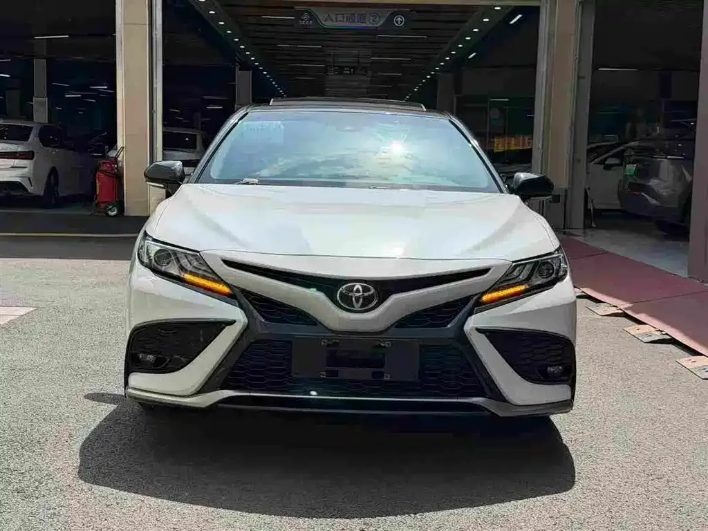 Toyota Camry — фото 2