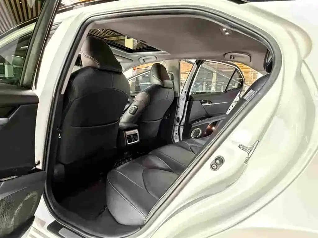 Toyota Camry — фото 5