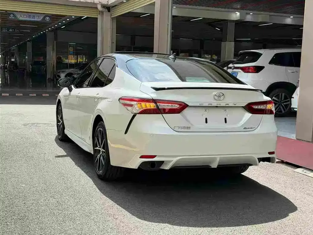 Toyota Camry — фото 8