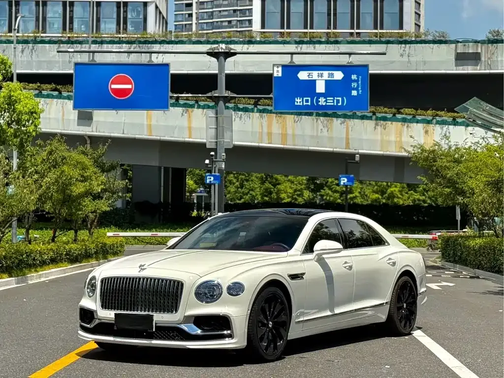 Bentley Flying Spur — фото 1