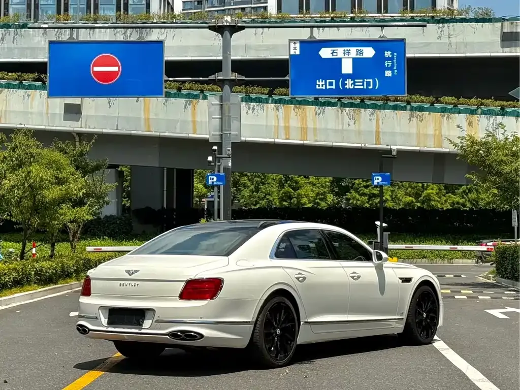 Bentley Flying Spur — фото 9