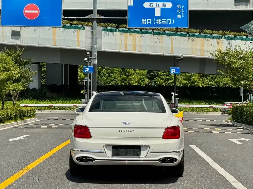 Bentley Flying Spur — фото 3