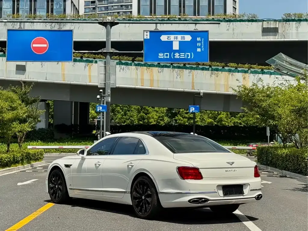 Bentley Flying Spur — фото 10