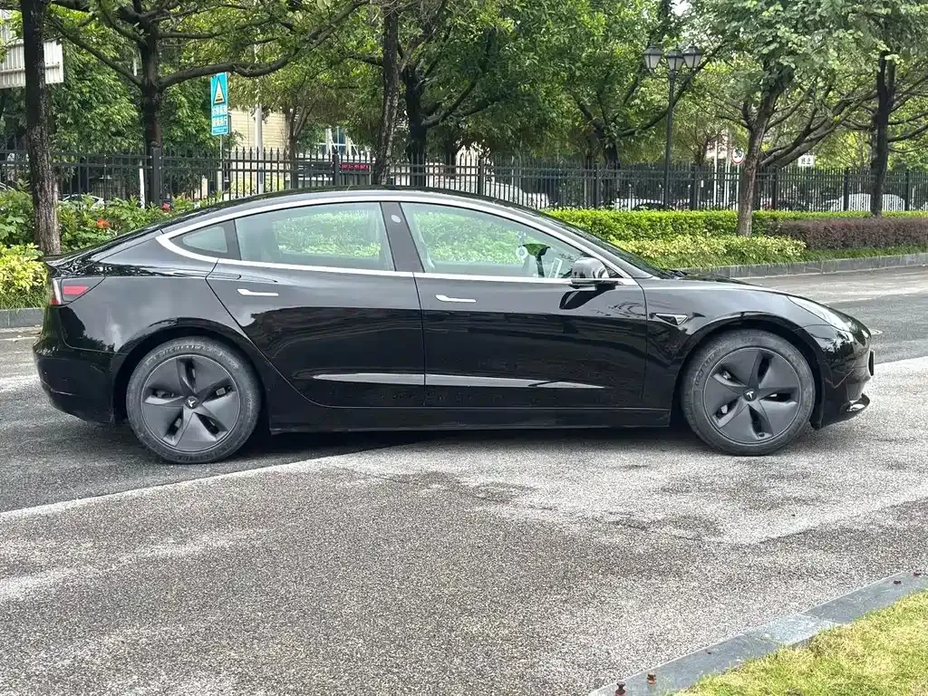 Tesla Model 3 — фото 9