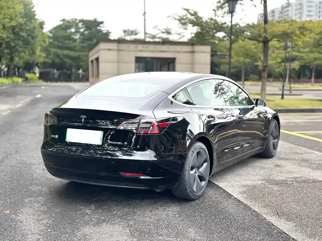 Tesla Model 3 — фото 7