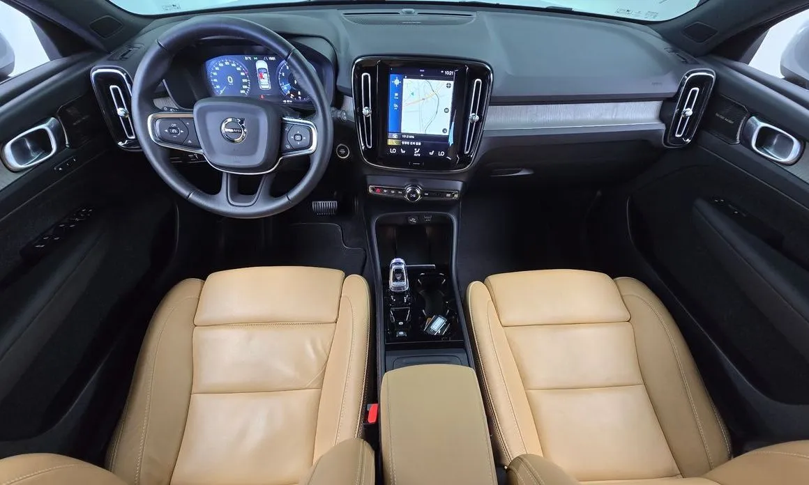 Volvo XC40 — фото 10