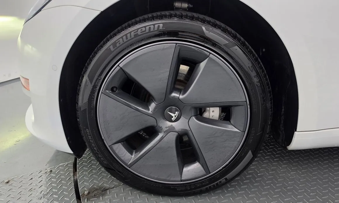 Tesla Model 3 — фото 10
