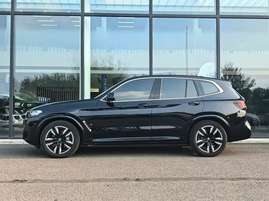 BMW iX3 — фото 5