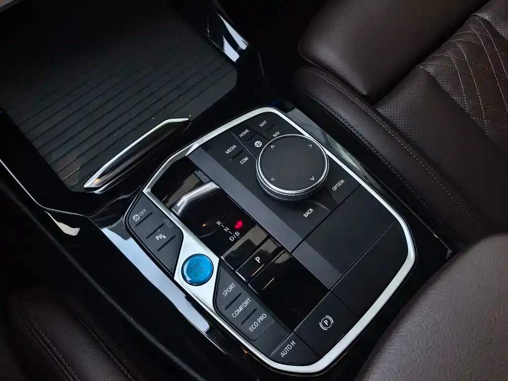 BMW iX3 — фото 10